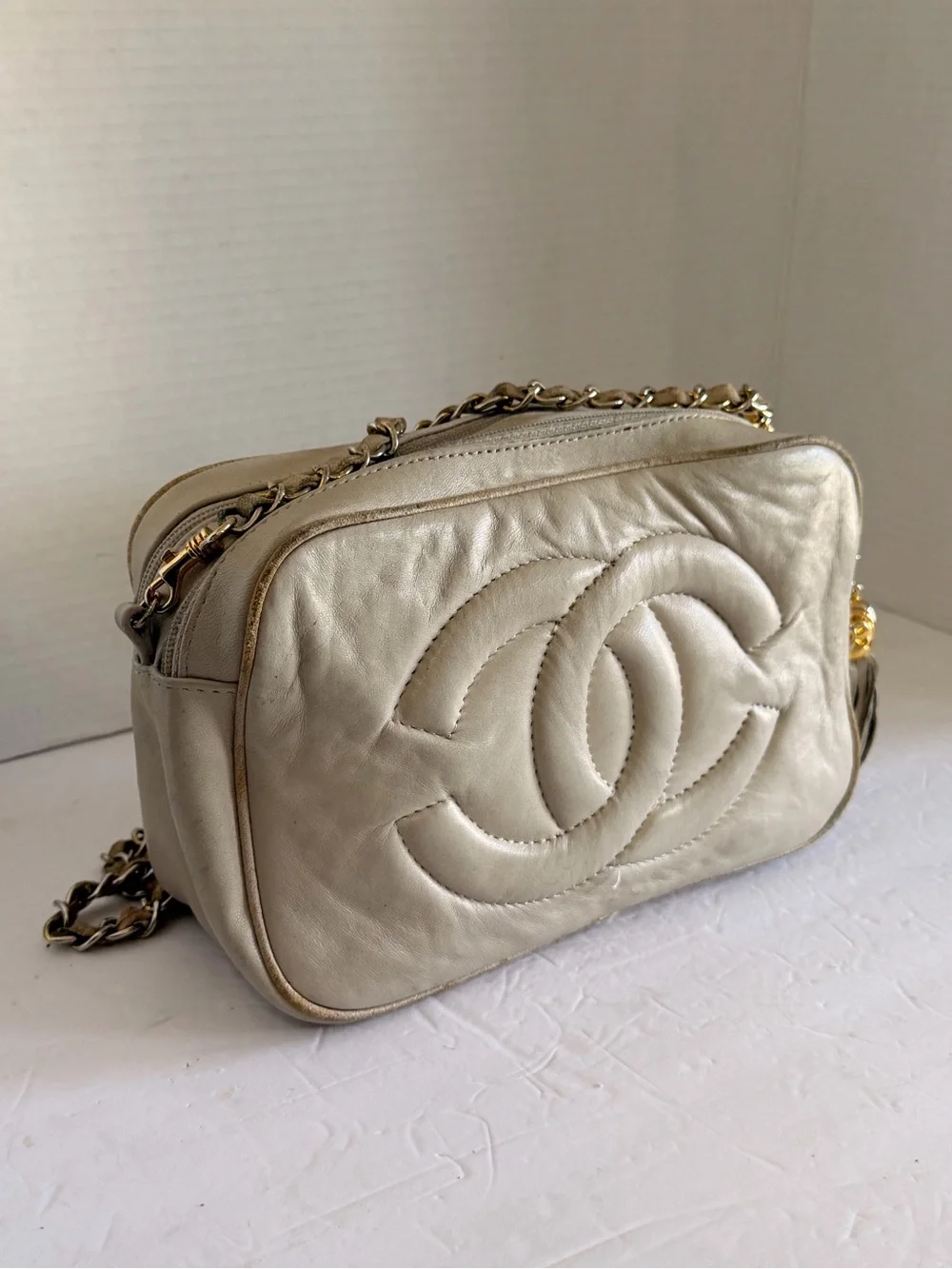 CHANEL Quilted Shoulder Bag in Pearl White with Gold Hardware